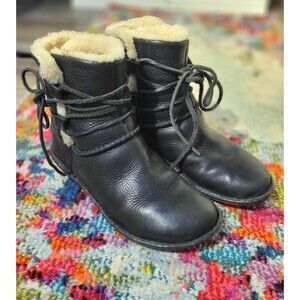 UGG Women's Akadia Black Pebbed Leather Laced Shearling Boots  Size 7